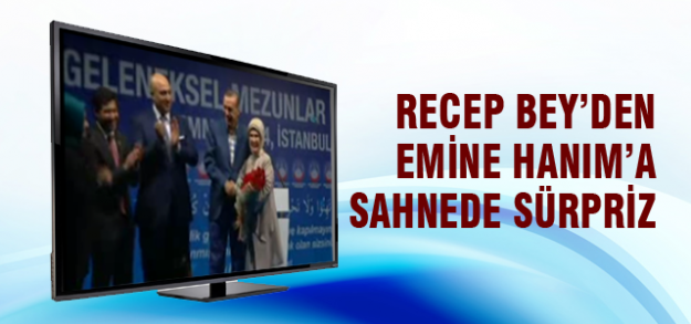 Başbakan Erdoğan'dan Emine Hanım'a sahnede sürpriz