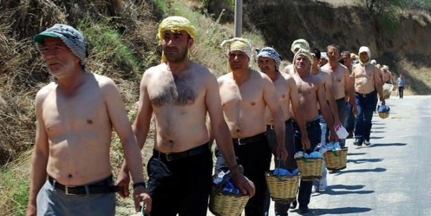 Dedeler FEMEN olup soyundu!