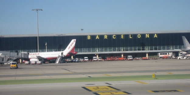 Barcelona Havaalanı'nda facia saniyerle atlatıldı