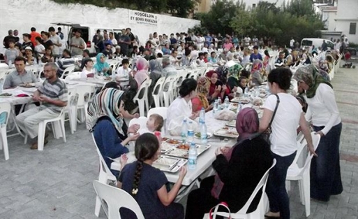 Kaş'tan zengin israf sofralarına inat dayanışma iftarları