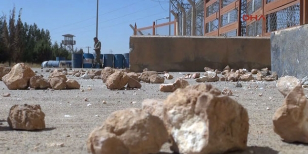 Köylüler trafoyu bastı: 2 asker yaralı