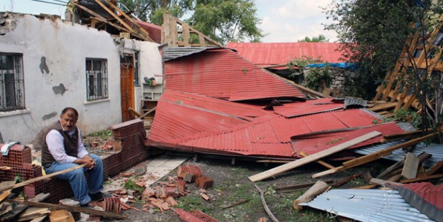 Ardahan'ı hortum vurdu