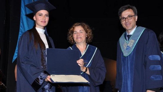 Fahriye Evcen'in diploma heyecanı