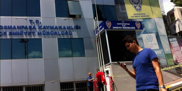 Bayrağı indirmeye çalışan hain intihar etti!