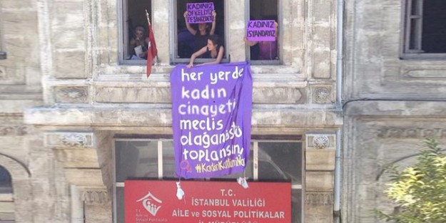 Kadınlar, Aile ve Sosyal Politikalar İl Müdürlüğü'nü bastı!