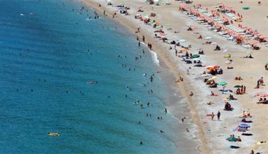 Plajda gizli çekim yaparken yakalandı!