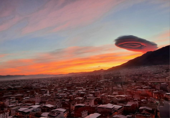 Bursa'da UFO görünümlü bulut şaşkına çevirdi