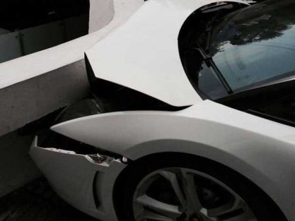 Güzelim Lamborghini'yi vale çarptı
