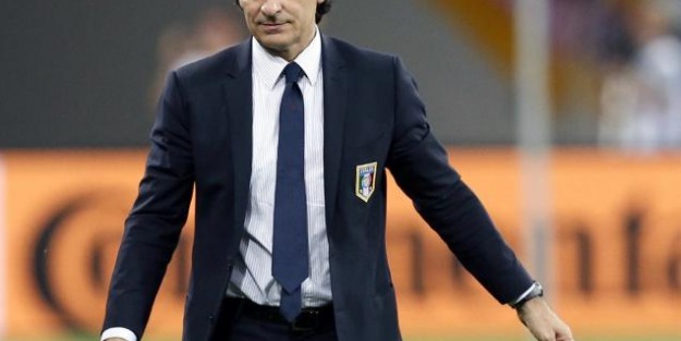 İtalya Prandelli'yi topa tuttu!