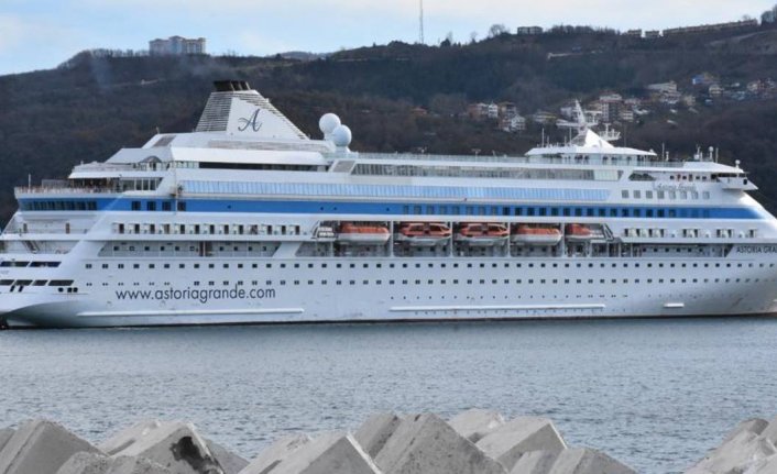 Rusya'dan Amasra'ya gelen yolcu gemisi, limana çarptı