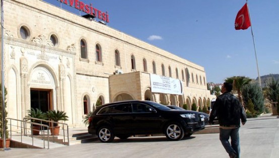 Üniversiteye gece baskını!