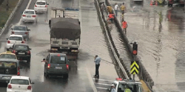 D-100 karayolu  göle döndü