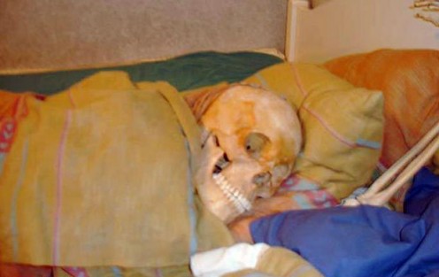 İskeletle ilişkiye girdi!