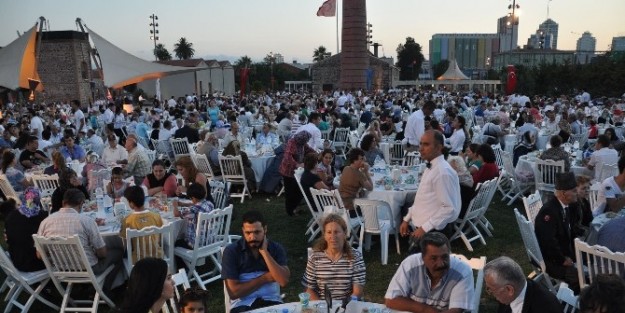 İzmir Büyükşehir Belediyesi, Şehit Yakınlarına Ve Gazilere İftar Verdi