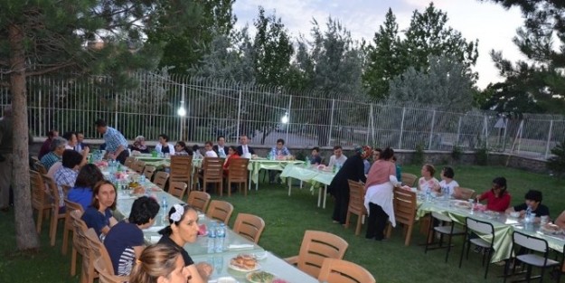 Vali Akdemir Engelli Çocuklar İle İftarda Buluştu