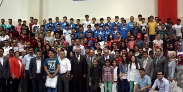 Vali Karaloğlu 500 genç ile iftarda biraraya geldi