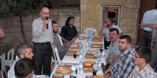 Gaziantep Büyükşehir Belediyesi Araban İlçesinde İftar Yemeği Verdi