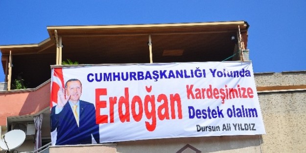 İçindeki Erdoğan Sevgisini Pankartlara Taşıdı