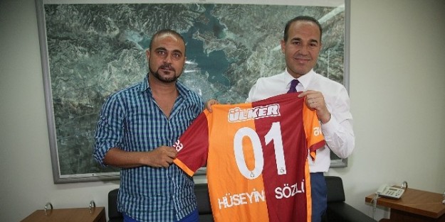 Hasan Şaş’tan Sözlü'ye İmzali Forma