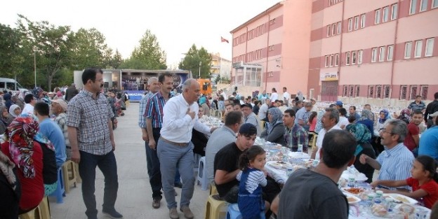 Karaman Belediyesi Mehmet Bey Mahallesi'nde İftar Sofrası Kurdu