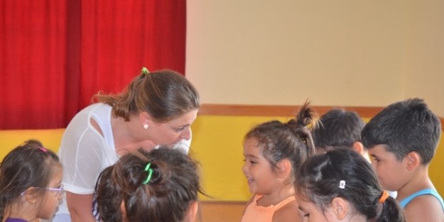 Dikili Belediyesi'nin Tiyatrosuna Büyük İlgi