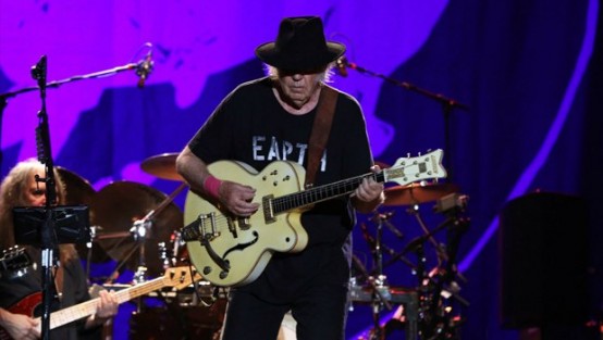 Neil Young İstanbul'u salladı