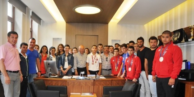 Şampiyon Sporculardan Başkan Eşkinat'a Ziyaret