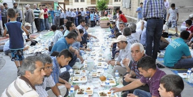Osman Hulusi Efendi Vakfı Gürün’de İftar Verdi