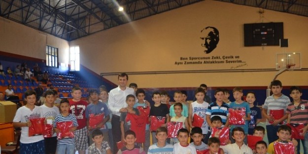 634 Öğrenciye Kıyafetleri Verildi