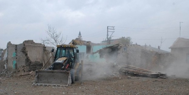 Karatay’da Tehlikeli Yapılar Yıkılıyor