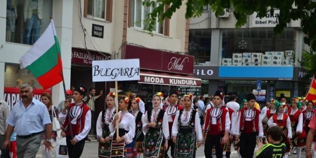 Lüleburgaz'da Halk Dansları Festivali Başladı