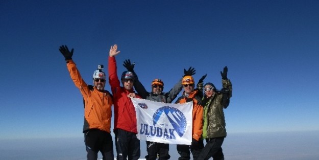 Nilüfer Bayrağı Ağrı Zirvesinde Dalgalandı