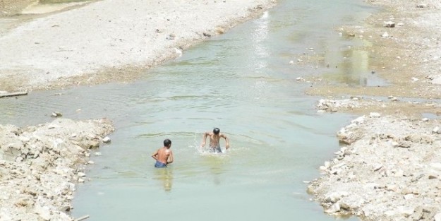 Çocuklar Kocabaş Çayinda Serinledi