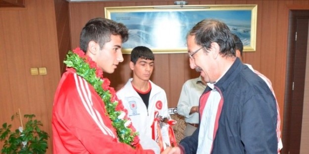 Başkan Bulutlar, Şampiyon Boksörü Altın İle Ödüllendirdi