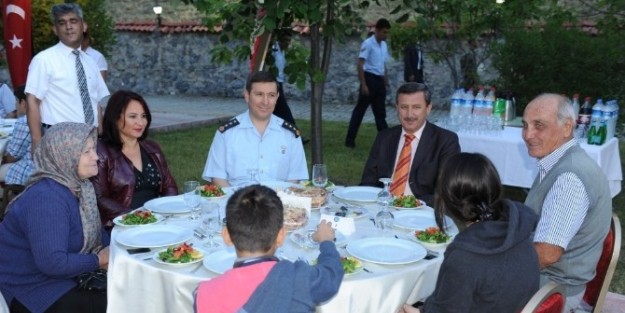 Garnizon'dan Şehit Yakınları Ve Gazilere İftar