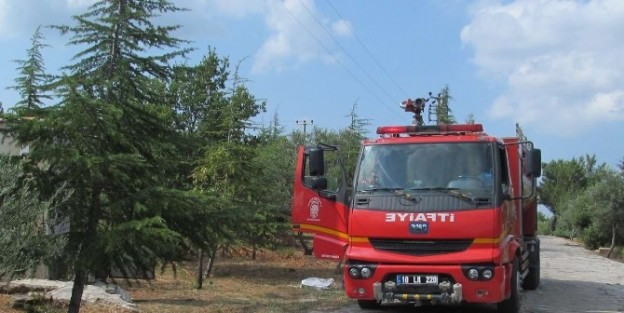 Ülkü Tepe’de Kuru Otlar Tutuştu