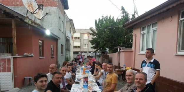 Ramazan Huzuru Sokak Sofrasında