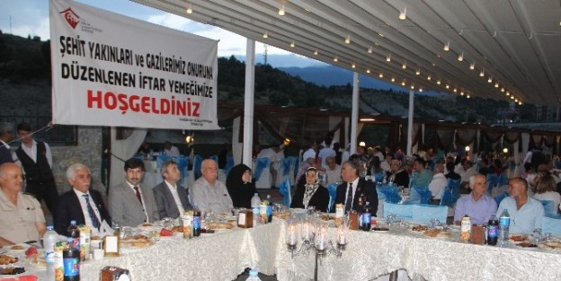 Vali Orhan Alimoğlu Şehit Aileleri Ve Gazilerle İftarda Buluştu