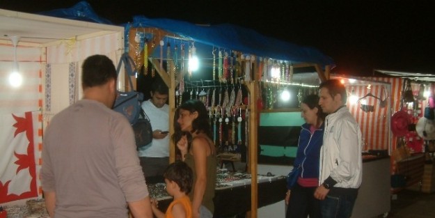 Burhaniye’de Gece Pazarı İlgi Görüyor