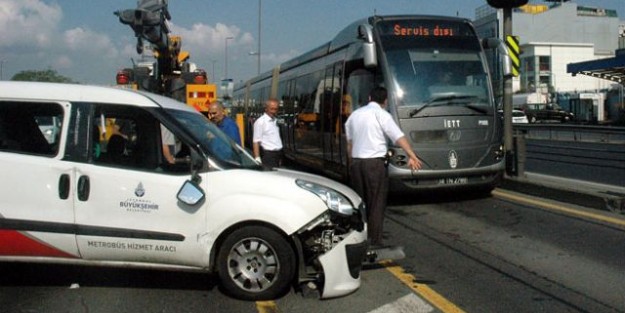 Metrobüs yolundaki kaza seferleri aksattı!