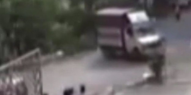 Freni boşalan kamyon uçurumdan yuvarlandı!