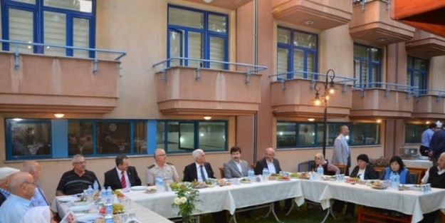 Vali Alimoğlu, Huzurevinde Yaşlılarla İftar Yaptı