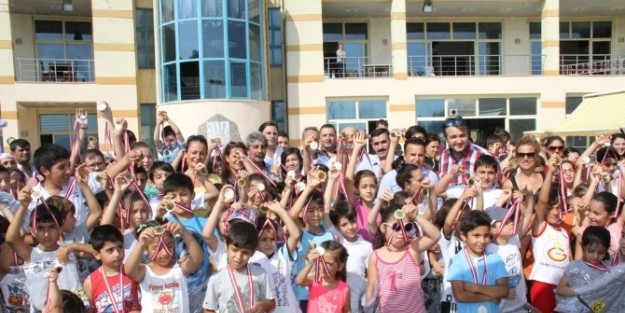 Buca'da 100 Çocuk Tenis Öğrendi