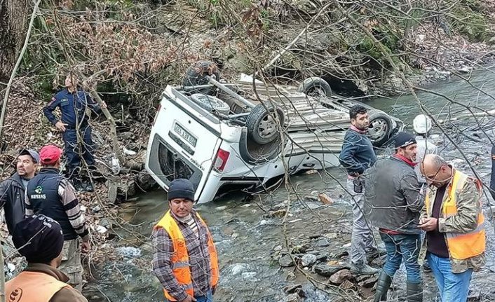 Kayıp olarak aranan iki kişi çaya yuvarlanan araçta ölü bulundu