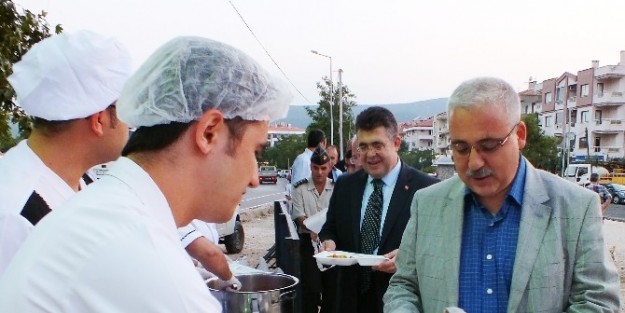 Vali, Vatandaş İle İftar Kuyruğunda