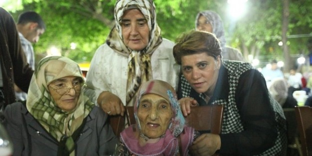 Büyükşehir, Yaşlıları İftarda Buluşturdu