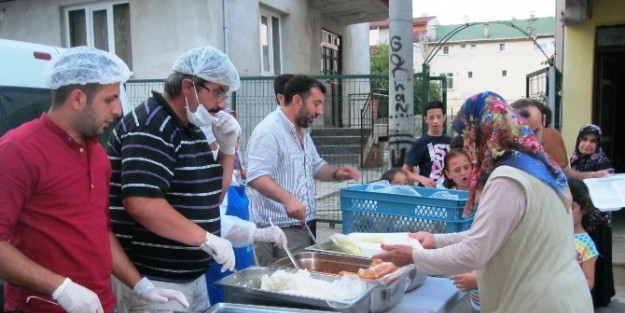 İzmit Belediyesi Yeşiova’da İftar Yemeği Düzenledi