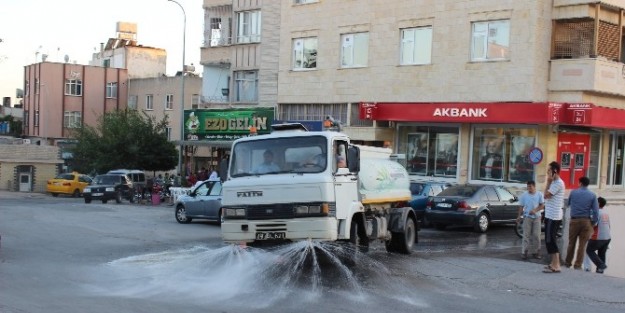 Belediye Yolları Suluyor