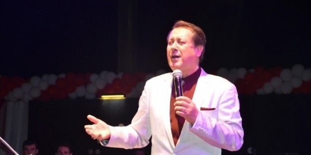 Ahmet Özhan Balıkesir'de Konser Verdi