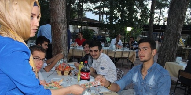 Gençler İftarda Bir Araya Geldi
